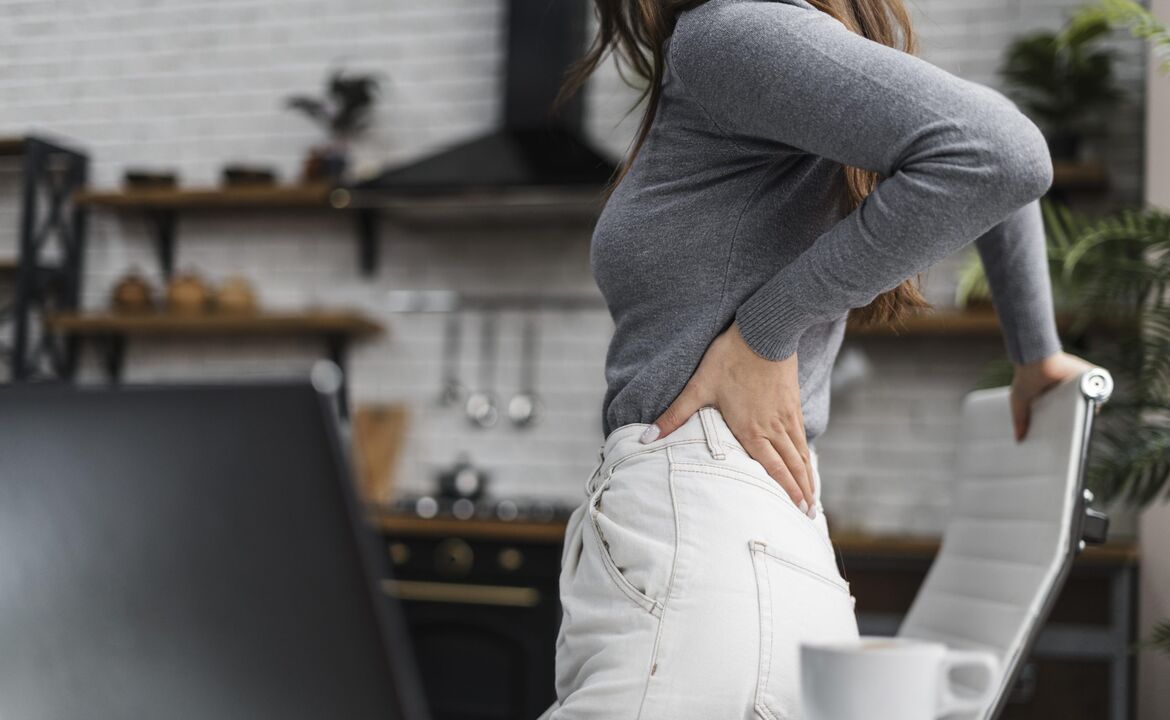 Đau lưng vùng thắt lưng là triệu chứng thường gặp kèm theo nhiều bệnh lý khác nhau. 