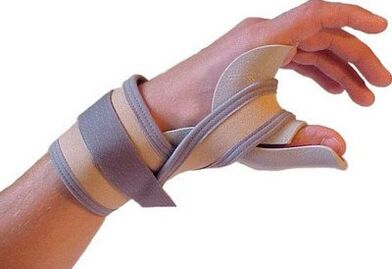 Cố định ngón tay cái của bàn tay vì chấn thương